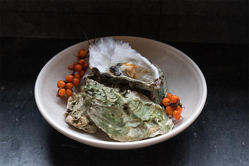 Gigas ostron med picklat päron & ponzu