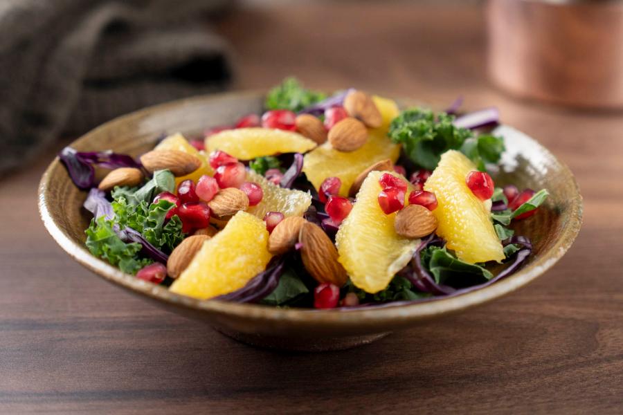 Krispig sallad med grönkål, apelsin & mandel