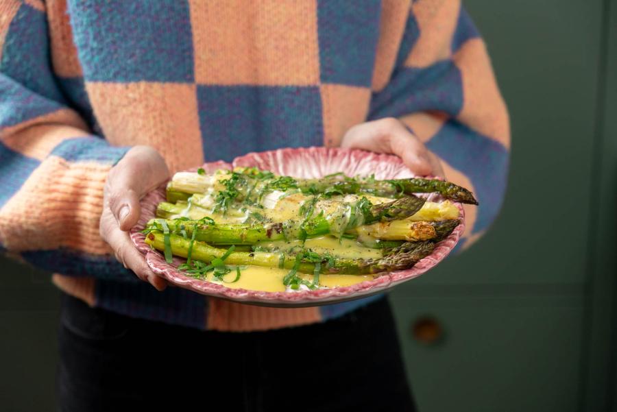 Rostad sparris med ramslök & hollandaise