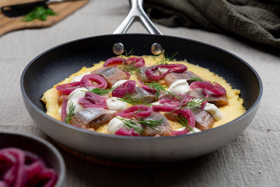 Omelett med matjessill & picklad rödlök