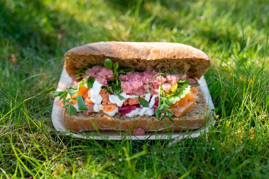 Ciabatta med lättrökt röding & vilda örter