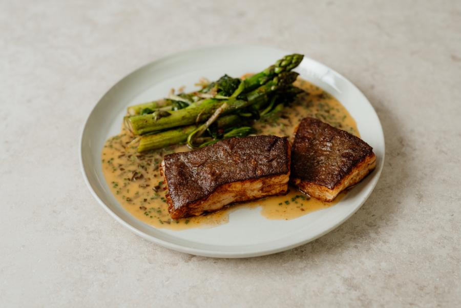 Piggvar med kombusmörsås, grön sparris & ramslök