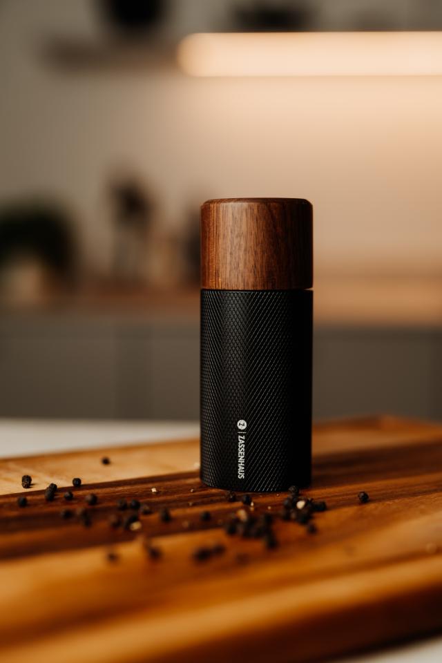 Pepparkvarn i valnöt/aluminium 13 cm