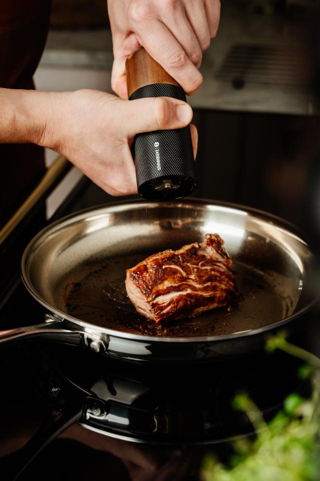 Pepparkvarn i valnöt/aluminium 13 cm